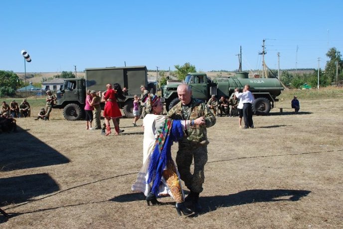 Для військовослужбовців 128-ї бригади організували фронтовий концерт – 04