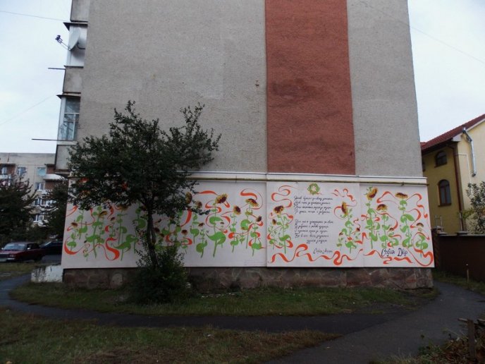 Фасад квартири в спальному мікрорайоні Мукачева прикрасив дивовижний стінопис – 05