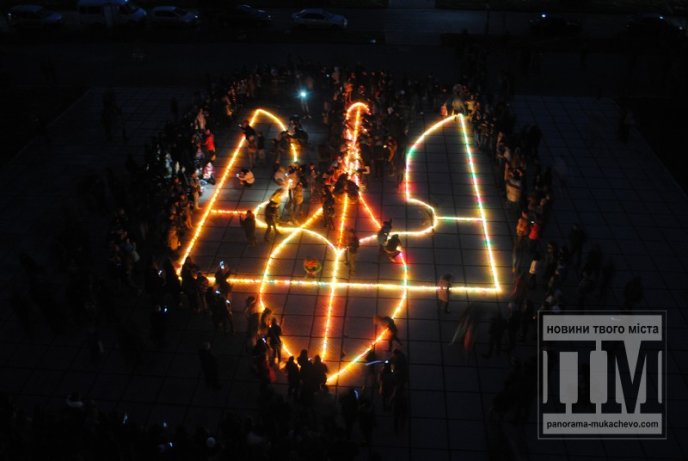 У Мукачеві запалили найбільший герб України на Закарпатті (ФОТОРЕПОРТАЖ) – 12