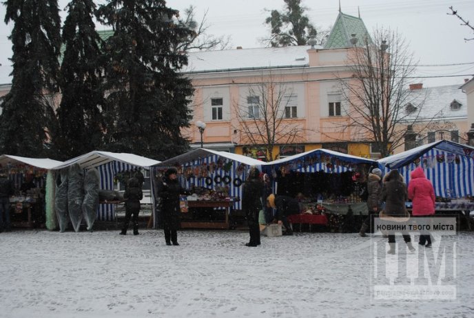 В центрі Мукачева прикрашають ялинку та на повну працює новорічний ярмарок (ФОТО) – 02