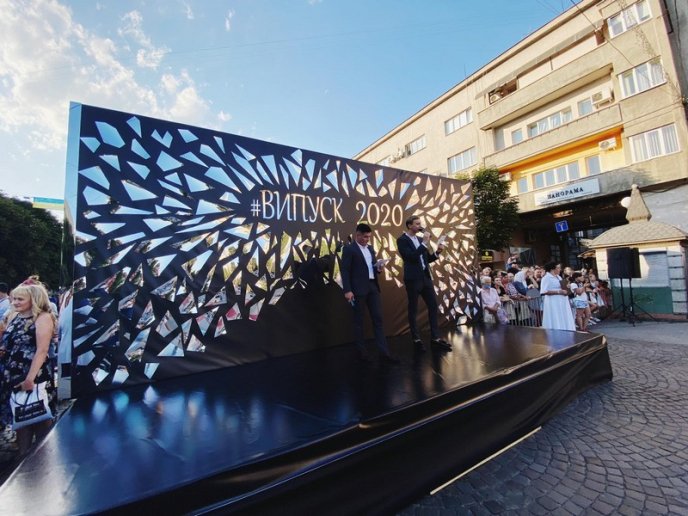 Парад випускників 2020: фото зі святкового дійства – 17