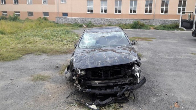 ДТП у Мукачеві: водій іномарки "Фольксваген" зніс огорожу – 02