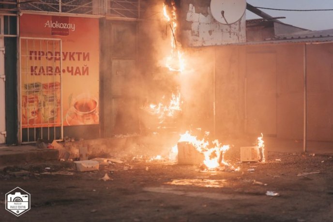 Пожежа на ринку Краснодонців в Ужгороді: загорівся торговий павільйон – 01