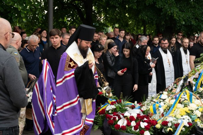 У захисника залишилися мама і кохана дівчина: в Ужгороді поховали молодого Героя – 11