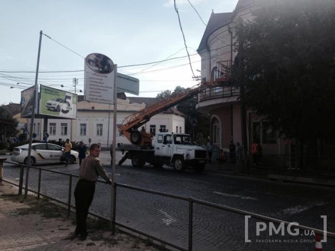 На розі вулиць Августина Штефана та Ярослава Мудрого у Мукачеві перекрито рух транспорту – 01