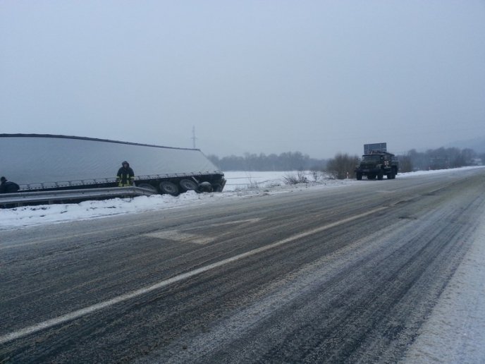На трасі "Київ-Чоп" біля Сваляви вантажівка злетіла з дороги у кювет – 01