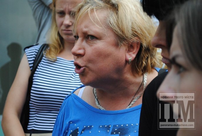 Сьогодні Мукачево мітингувало: сотні жінок перекрили дорогу та вимагали не забирати чоловіків у армію (ФОТО) – 19