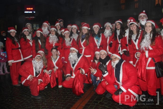 У Мукачеві засяяла головна новорічна ялинка міста – 04