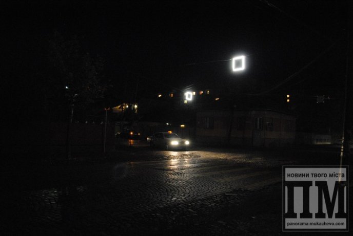 Ноу-хау від дорожників: у Мукачеві знаки вночі вже навіть світяться (ФОТОФАКТ) – 06