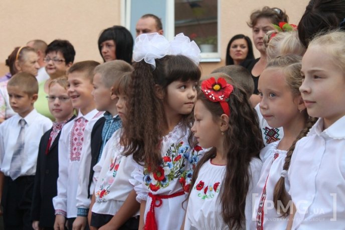 НВК "Гармонія" урочисто відзначила свято Першого вересня лінійкою у вишиванках – 01