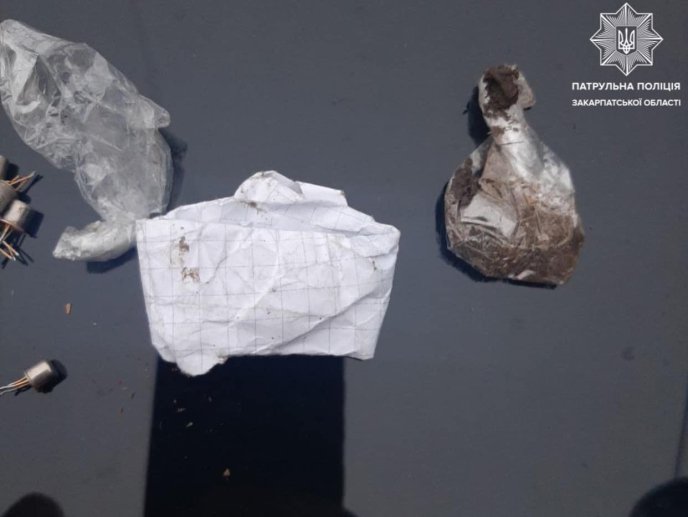 Патрулюючи Мукачево, правоохоронці помітили підозрілого чоловіка – 02 Патрулюючи Мукачево, правоохоронці помітили підозрілого чоловіка – 02