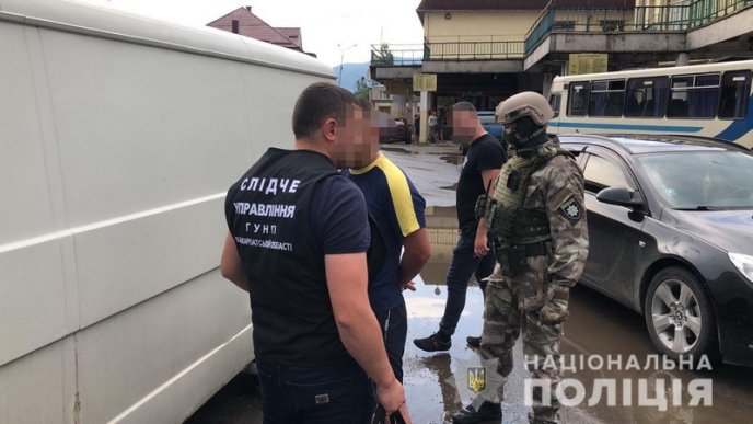 Жінка найняла двох чоловіків, аби вони розквиталися із закарпатцем – 04