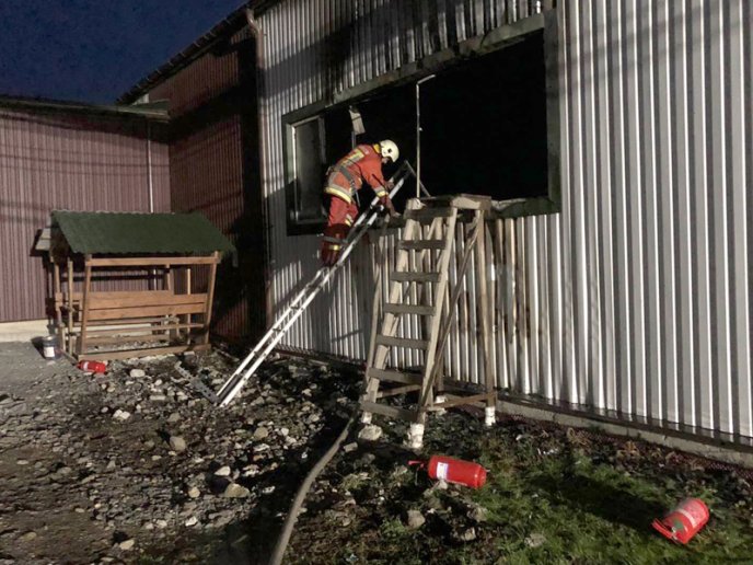 На Іршавщині вчора горіло деревообробне підприємство – 02