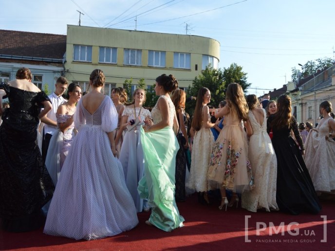 Парад випускників у Мукачеві: емоційні фото із заходу – 06