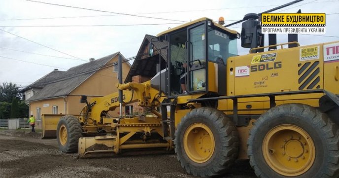 Поблизу відомого закарпатського санаторію ремонтують дорогу – 01