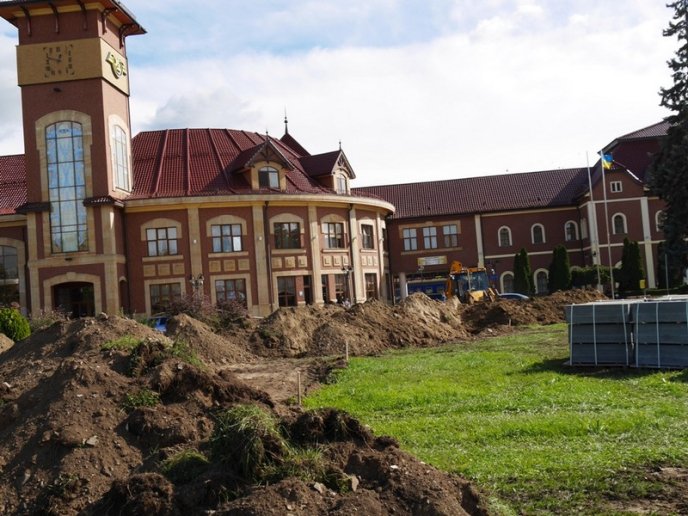 Площу біля ужгородського залізничного вокзалу реконструюють у кілька етапів – 05