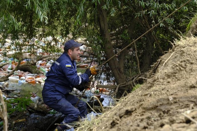 На Закарпатті русла річок очищають від сміттєвих заторів – 08