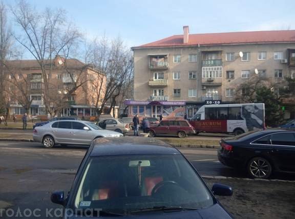 В Ужгороді на проспекті Свободи зіткнулись "Daewoo" та "ВАЗ" – 02