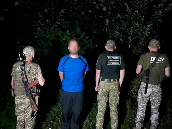 Поблизу кордону зі Словаччиною затримали 10 людей – 01