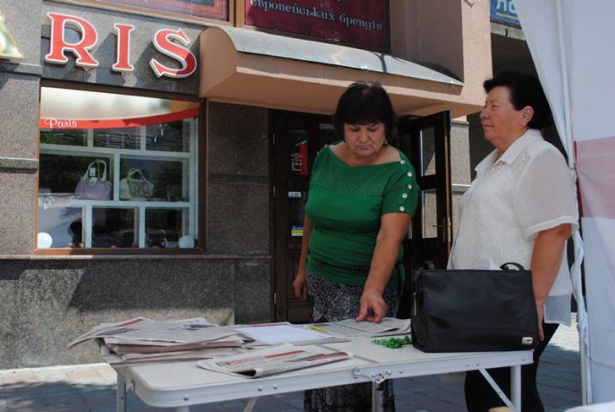 На другу річницю ув’язнення Тимошенко мукачівські опозиціонери збирали підписи до Європейського суду (ФОТО) – 03