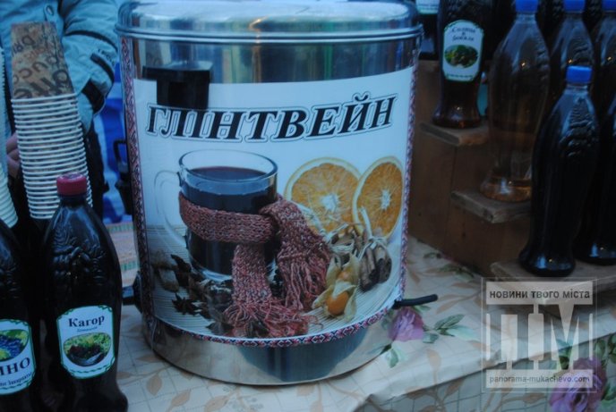 Сьогодні у центрі Мукачева неофіційно стартував фестиваль "Червене вино" (ФОТОРЕПОРТАЖ) – 07