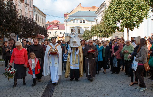 До Ужгорода прибула реліквія, яка зцілює і впливає на життя (ФОТО) – 03
