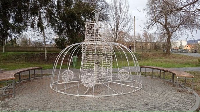 В одному з парків Мукачева встановлюють новорічні ілюмінації – 04