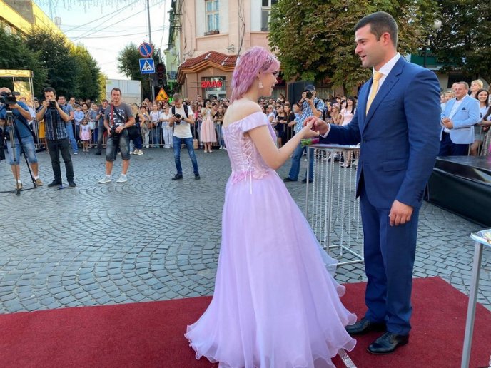 Парад випускників 2020: фото зі святкового дійства – 08