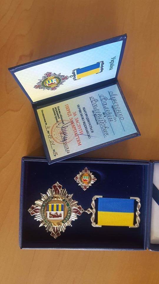 Геннадій Москаль нагородив нардепа від Закарпаття почесною відзнакою – 03 Геннадій Москаль нагородив нардепа від Закарпаття почесною відзнакою – 03