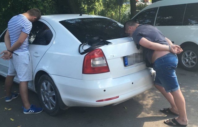 СБУ викрила організоване угруповання, яке нелегально переправляло людей у ЄС – 01