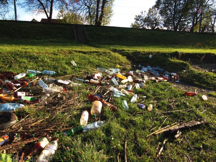 На березі Латориці у Мукачеві з’явилися купи пластикового сміття – 05 На березі Латориці у Мукачеві з’явилися купи пластикового сміття – 05