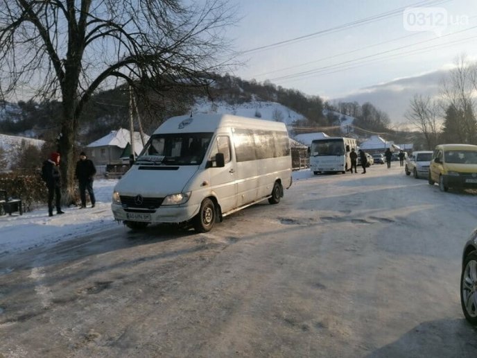 Обурені закарпатці зранку перекрили дорогу – 02