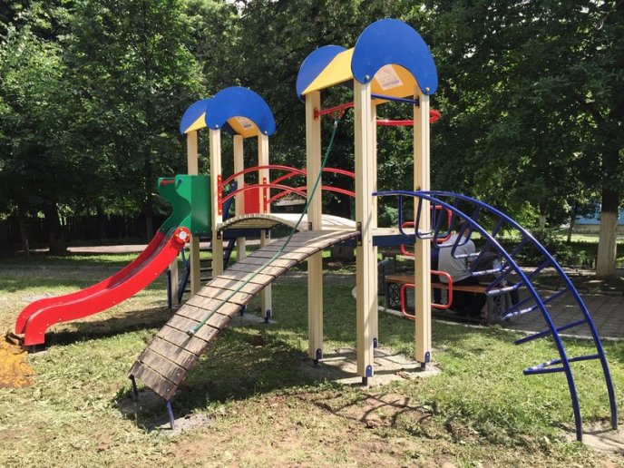 На одній із вулиць Мукачева встановлюють новий дитячий майданчик – 02