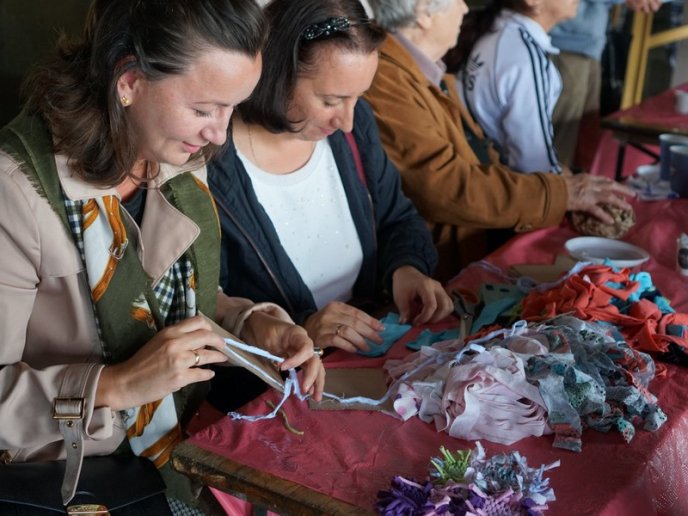 Салон краси просто неба: в Ужгороді зробили подарунок для людей похилого віку – 21 Салон краси просто неба: в Ужгороді зробили подарунок для людей похилого віку – 21