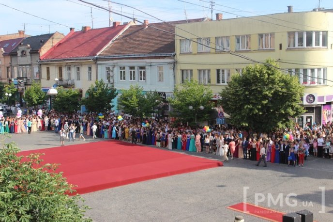 На центральній площі Мукачева проходить "Свято випускників – 2016"  – 01