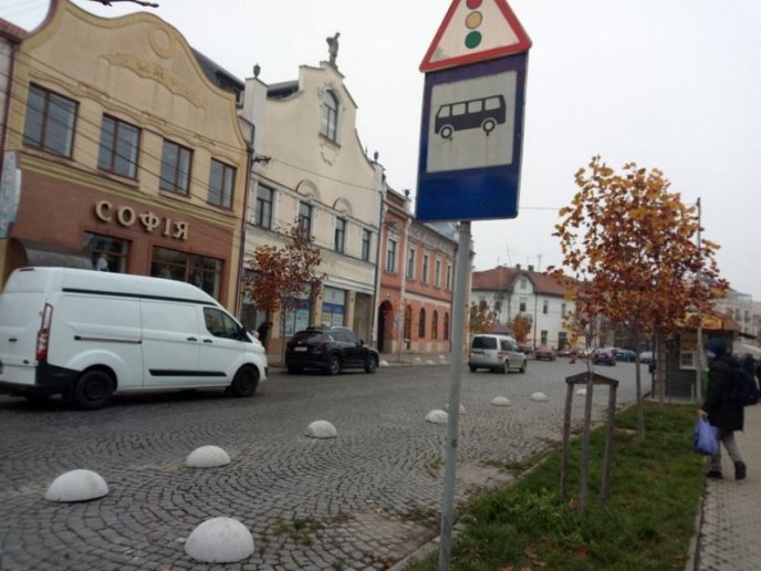 У центральній частині Мукачева встановлюють бетонні напівсфери, які унеможливлюють паркування авто – 02 У центральній частині Мукачева встановлюють бетонні напівсфери, які унеможливлюють паркування авто – 02