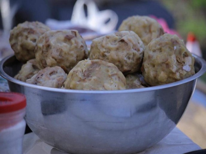 Смажена гуска, печені яблука і вино: у центрі Мукачева розпочався святковий ярмарок – 09