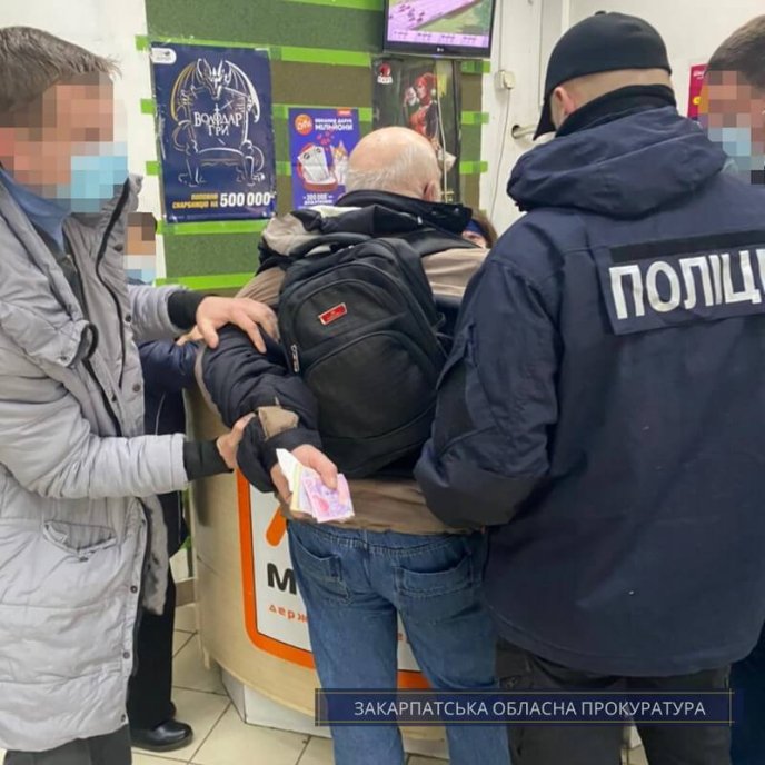 Вимагав 4 тисячі доларів: на Закарпатті викрили митника – 01