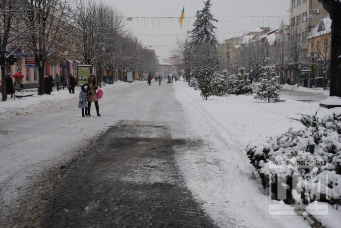 Центральну частину Мукачева комунальники очищають від снігу (ФОТО) – 04