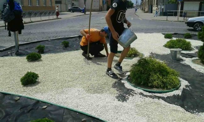 У Мукачеві облагородили кільцеву розв’язку – 04