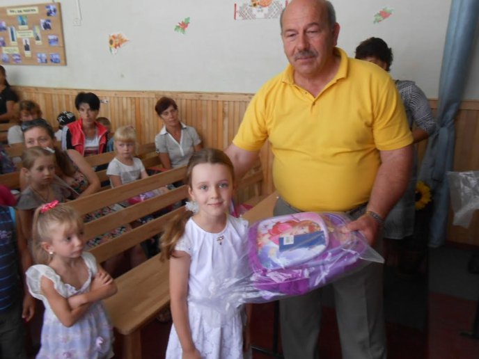 Майбутні першокласники Рахівщини отримали шкільні ранці та набори для навчання – 11