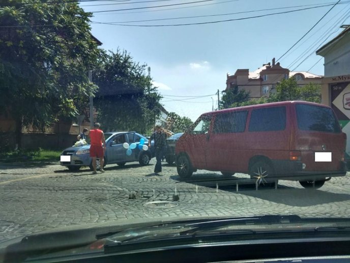 Весільна ДТП у центрі Мукачева: зіткнулись три автівки  – 07