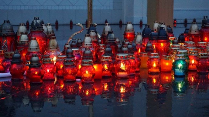 Жителі обласного центру запалили свічки у пам’ять жертв Голодоморів – 08 Жителі обласного центру запалили свічки у пам’ять жертв Голодоморів – 08