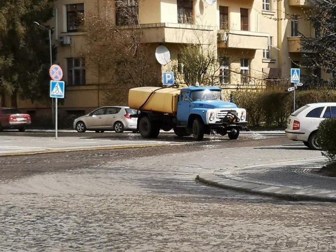 В Ужгороді продовжуть дезінфекцію громадських місць – 05