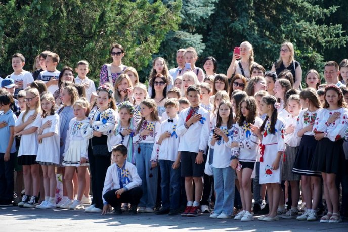 У більшості шкіл Ужгорода пролунав останній дзвоник – 06