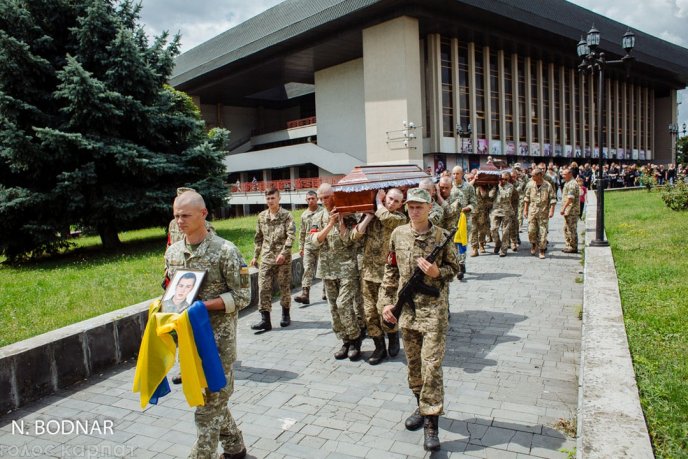 В Ужгороді в останню путь провели військових, які нещодавно трагічно загинули – 10