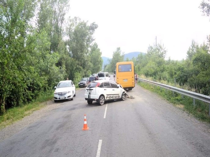 Шкільний автобус потрапив у аварію – 02