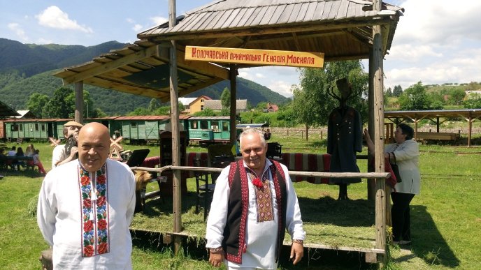 На фестивалі в Колочаві Москаль пригощав туристів ріплянкою власного виробництва – 08