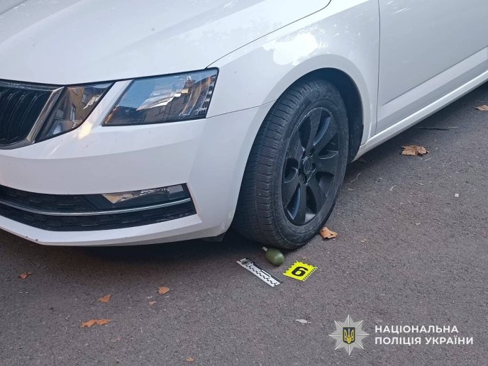 У Мукачеві під автомобілем виявили предмет, схожий на гранату – 01 У Мукачеві під автомобілем виявили предмет, схожий на гранату – 01