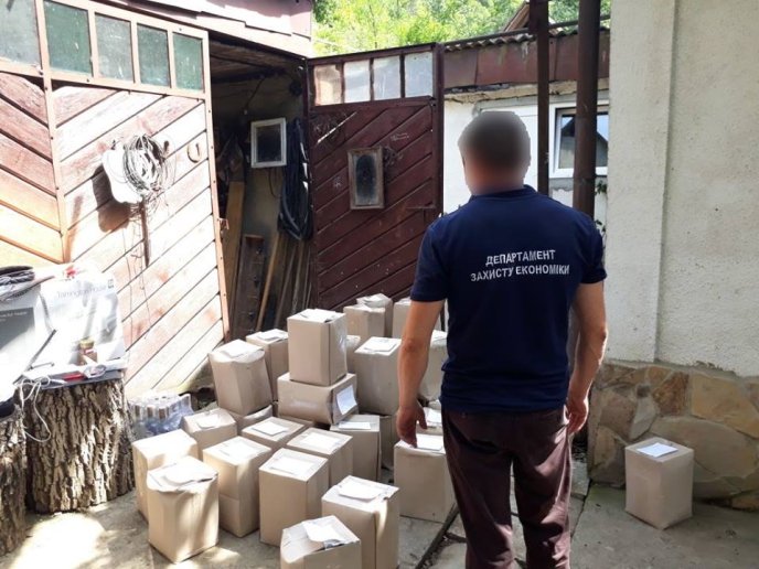 На Закарпатті поліція вилучила із обігу понад тонну фальсифікованого алкоголю – 01